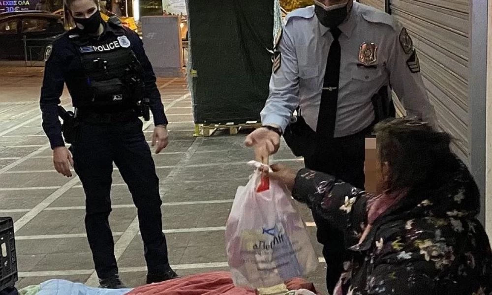«ΑΠΟΣΤΟΛΗ»: Μοίρασε δέματα αγάπης στους αστέγους της Αθήνας μαζί με την ΕΛ.ΑΣ